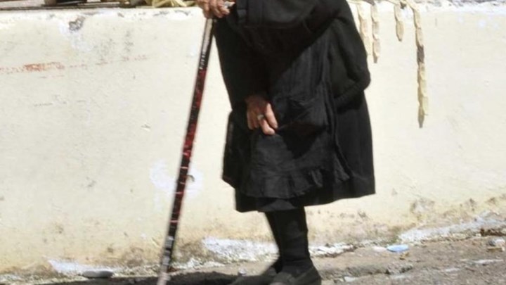 Η 94χρονη που χτύπησε τον ληστή με την μαγκούρα περιγράφει τις τρομακτικές στιγμές που έζησε – ΒΙΝΤΕΟ