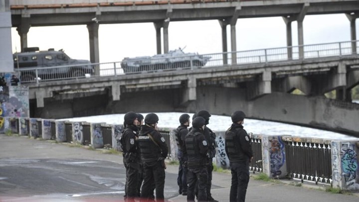 Λήξη συναγερμού στο Κίεβο – Συνελήφθη ο ένοπλος που απειλούσε να ανατινάξει γέφυρα – ΦΩΤΟ
