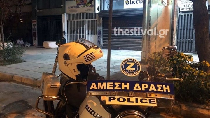 Επίθεση με πέτρες στα γραφεία της Χρυσής Αυγής στη Θεσσαλονίκη – ΦΩΤΟ