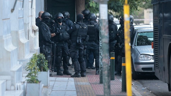 Αστυνομική επιχείρηση εκκένωσης δύο κτιρίων στην Αχαρνών – ΒΙΝΤΕΟ