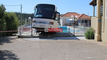 Λεωφορείο έκανε βουτιά στην πισίνα ξενοδοχείου – ΦΩΤΟ