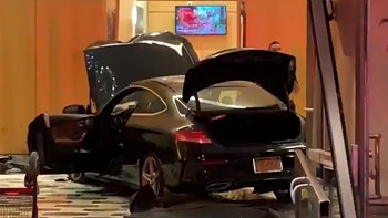 Αυτοκίνητο “μπούκαρε” σε ουρανοξύστη του Ντόναλντ Τραμπ – ΒΙΝΤΕΟ