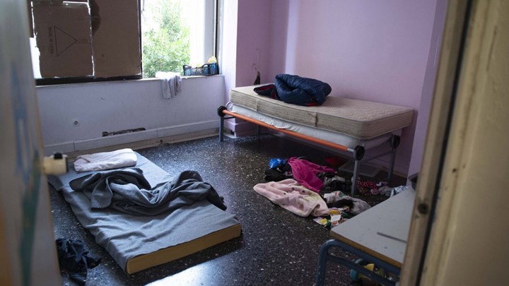 Φωτογραφίες από το εσωτερικό των κτιρίων στην Αχαρνών – Απομακρύνθηκαν 269 μετανάστες μεταξύ των οποίων 98 παιδιά – ΦΩΤΟ  – ΒΙΝΤΕΟ