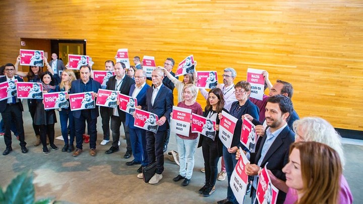 «Ο Παύλος ζει, έξω οι ναζί»: Παρέμβαση στο Ευρωκοινοβούλιο για τον Παύλο Φύσσα – ΦΩΤΟ