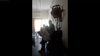 Γιατρός του ΠΑΓΝΗ τραγουδά στους ασθενείς της ογκολογικής Κλινικής – ΒΙΝΤΕΟ