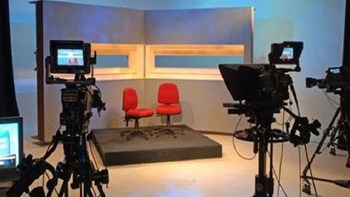 Οι απρόοπτες… πτώσεις στον αέρα τηλεοπτικών εκπομπών – ΒΙΝΤΕΟ