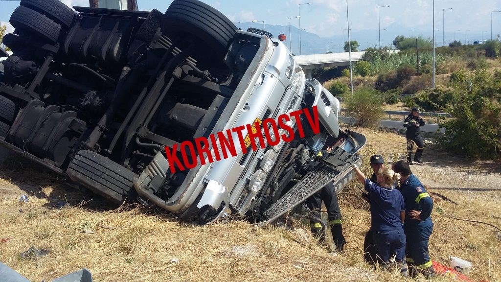 Ανετράπη φορτηγό στην Κόρινθο – Εγκλωβίστηκε ο οδηγός – ΦΩΤΟ