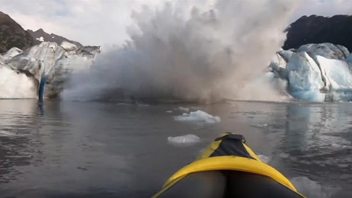 Τους κόπηκε… η μιλιά: Έκαναν καγιάκ και κατέρρευσε δίπλα τους… παγόβουνο  – ΒΙΝΤΕΟ
