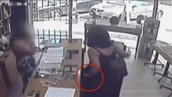Έκανε την πελάτισσα και “ξάφρισε” κοσμηματοπωλείο στο Μπραχάμι – ΒΙΝΤΕΟ