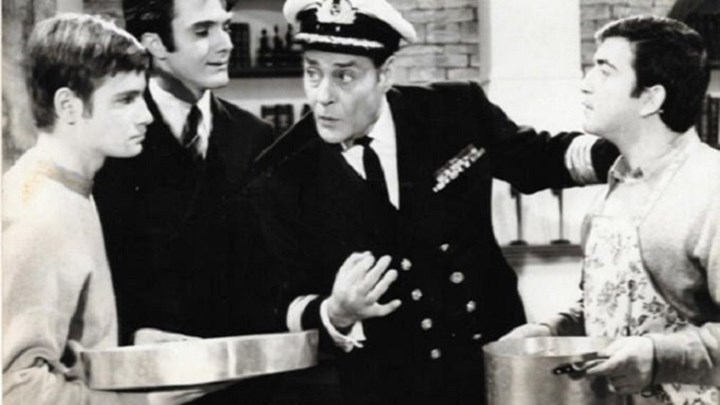 Γνωστός ηθοποιός αποκαλύπτει: Ο Λάμπρος Κωνσταντάρας μοίραζε τις σφαλιάρες με κάτι χέρια σαν φτυάρια