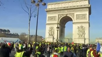 Στους δρόμους ξανά τα Κίτρινα Γιλέκα – Δακρυγόνα και 30 προσαγωγές