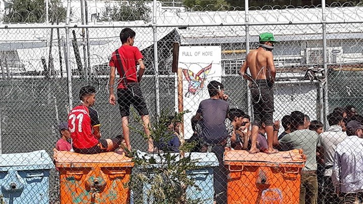 Λιγότεροι πρόσφυγες και μετανάστες πέρασαν χθες στη Λέσβο λόγω των θυελλωδών ανέμων