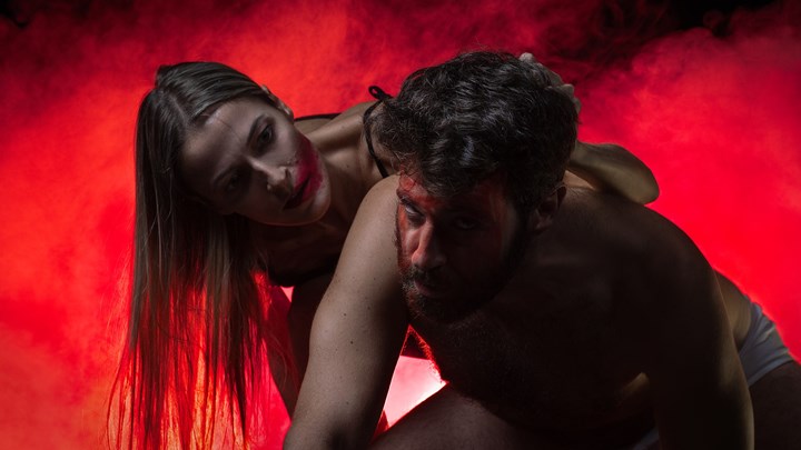 Ο Καλαϊτζής «χτυπά» με «Ερυθρό» στο Θέατρο ΠΚ-Οι πρώτες φωτογραφίες μόνο στο enikos.gr