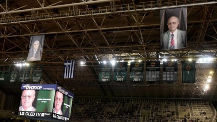 Συγκίνηση: Το λάβαρο του Θανάση Γιαννακόπουλου στην οροφή του ΟΑΚΑ – ΦΩΤΟ