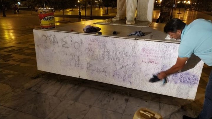 Έγραψαν συνθήματα στο άγαλμα Βενιζέλου μετά την πορεία για τον Ζακ – ΦΩΤΟ