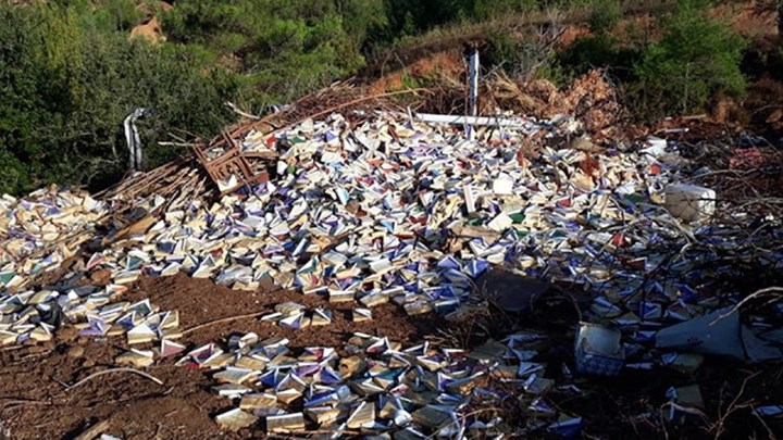 Πεταμένα σε χωματερή των Φιλιατών εκατοντάδες λογοτεχνικά βιβλία – ΦΩΤΟ