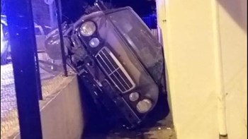Αυτοκίνητο με μετανάστες έπεσε πάνω σε τοίχο στην Ξάνθη – ΦΩΤΟ