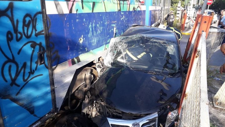 Οι πρώτες εικόνες από τη σύγκρουση αμαξοστοιχίας  με Ι.Χ. – Μία τραυματίας – ΦΩΤΟ