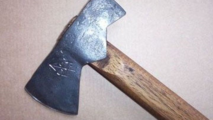 Επιτέθηκε με τσεκούρι στη μητέρα του έπειτα από καβγά