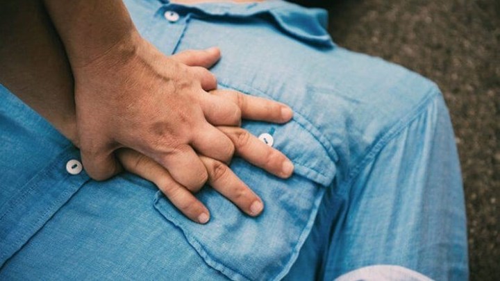 Ηρωική προσπάθεια 25χρονης στη Θεσσαλονίκη: Έσωσε τον πατέρα της από ανακοπή καρδιάς με τηλεφωνικές οδηγίες