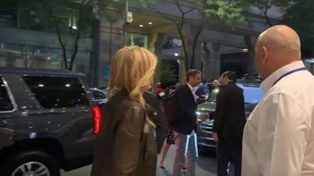 Η άφιξη Μητσοτάκη με σακίδιο στη Νέα Υόρκη – Ζαλισμένη δήλωσε η Μαρέβα – ΒΙΝΤΕΟ