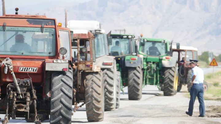 Στον Πλατύκαμπο με τα τρακτέρ τους οι αγρότες – Διαμαρτύρονται για την τιμή στο βαμβάκι – ΦΩΤΟ -ΒΙΝΤΕΟ