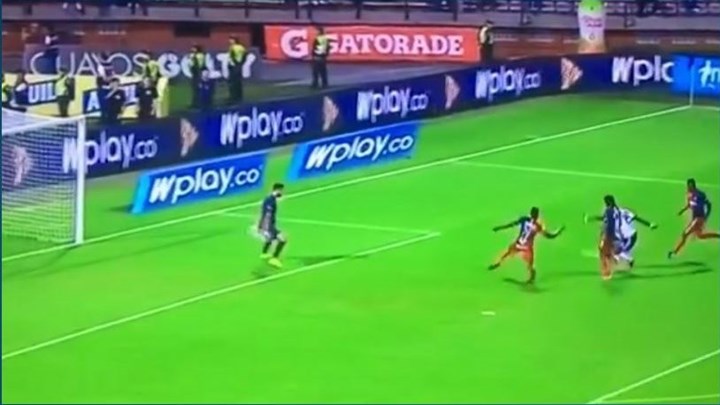 Σοκ σε ποδοσφαιρικό αγώνα στην Κολομβία – Πέταξαν μαχαίρι σε παίκτη – ΦΩΤΟ