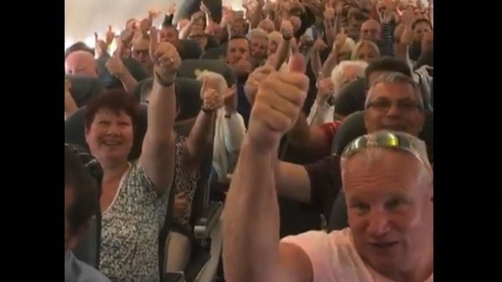 Η τελευταία πτήση της Thomas Cook: Η συγκινητική κίνηση των επιβατών και τα δάκρυα των μελών του πληρώματος – ΒΙΝΤΕΟ