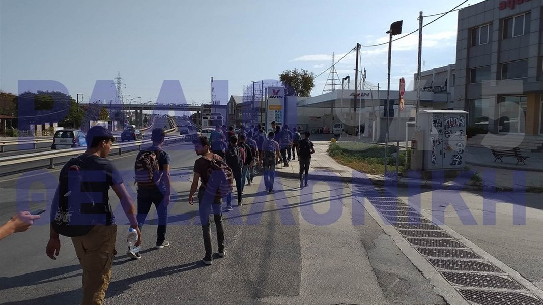 Σε δομή φιλοξενίας μεταφέρθηκαν οι πρόσφυγες που περπατούσαν στην Εγνατία Οδό – ΦΩΤΟ – ΒΙΝΤΕΟ