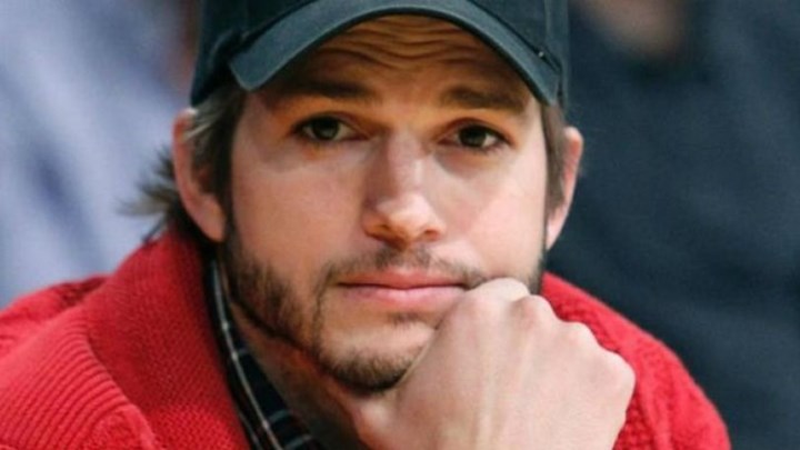 Δεν “πτοήθηκε” ο Άστον Κούτσερ από τις αποκαλύψεις της Ντέμι Μουρ – Χαλαρός και ευδιάθετος στο γήπεδο – ΦΩΤΟ