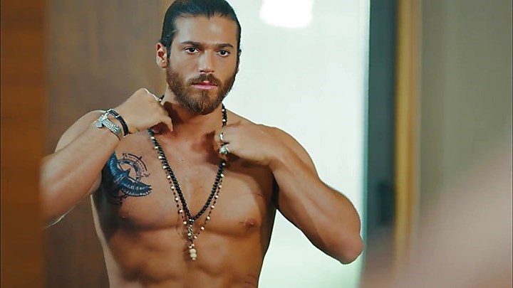 Σάλος με την άσεμνη χειρονομία του σέξι Τούρκου ηθοποιού μπροστά από την ελληνική σημαία – ΦΩΤΟ