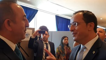 Βίντεο από την έντονη στιχομυθία Χριστοδουλίδη-Τσαβούσογλου στη Νέα Υόρκη – Ολόκληρος ο διάλογος