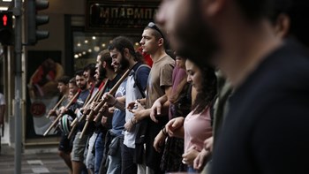 Πανελλαδική απεργία: Υπό βροχή οι πορείες στην Αθήνα κατά του αναπτυξιακού νομοσχεδίου – Στη συγκέντρωση και ο Τσακαλώτος – ΦΩΤΟ – ΒΙΝΤΕΟ