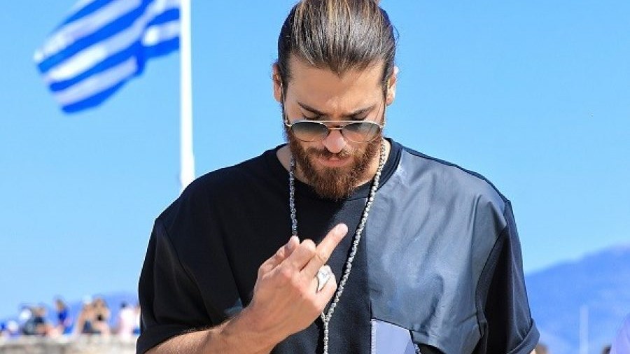 Η αλήθεια πίσω από την άσεμνη χειρονομία του Τούρκου σταρ στην Ακρόπολη -ΦΩΤΟ