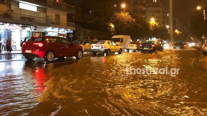 “Ποτάμια” οι δρόμοι στη Θεσσαλονίκη από τη σφοδρή βροχόπτωση – ΦΩΤΟ – ΒΙΝΤΕΟ
