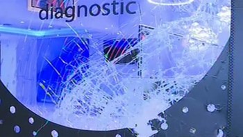 Διαρρήκτες εισέβαλαν σε διαγνωστικό κέντρο με αυτοκίνητο – ΒΙΝΤΕΟ