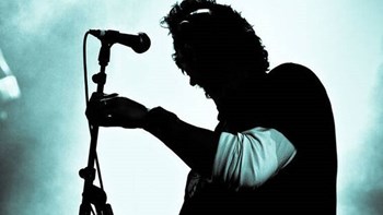 Γνωστός Έλληνας τραγουδιστής έγινε μπαμπάς και δεν το πήραμε είδηση – ΒΙΝΤΕΟ