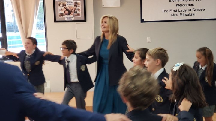 Η Μαρέβα Μητσοτάκη χόρεψε παραδοσιακούς χορούς με παιδιά ομογενών στη Νέα Υόρκη – ΒΙΝΤΕΟ
