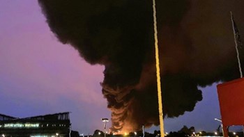 “Συναγερμός” στις γαλλικές αρχές για την πυρκαγιά σε χημικό εργοστάσιο: Φοβούνται μόλυνση του Σηκουάνα