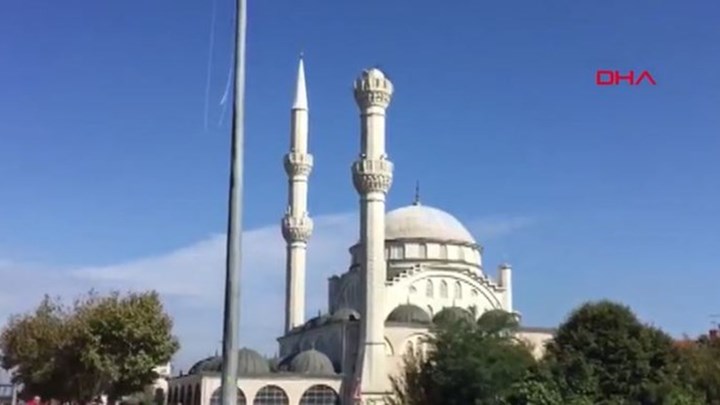 Κατέρρευσε μιναρές σε τζαμί στην Κωνσταντινούπολη από τον σεισμό – ΦΩΤΟ