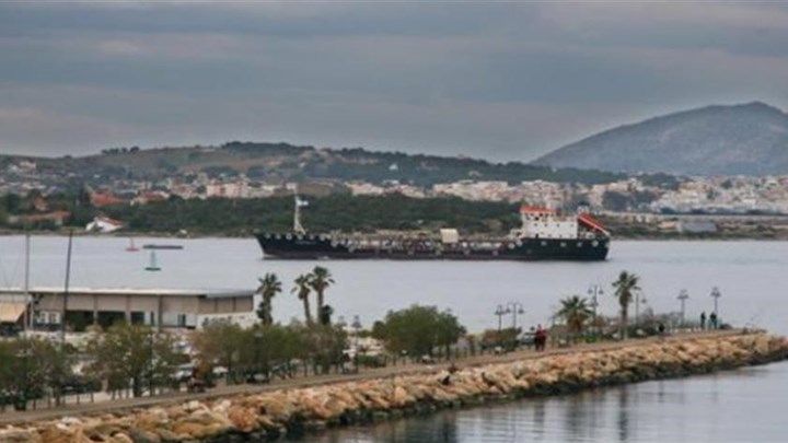 Συναγερμός στο Πέραμα: Φορτηγό πλοίο συγκρούστηκε με δεξαμενόπλοιο