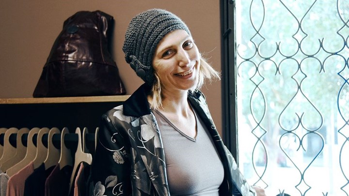 Η “Αθηνά” από το “Λόγω Τιμής” ποζάρει με τις κούκλες κόρες της – ΦΩΤΟ