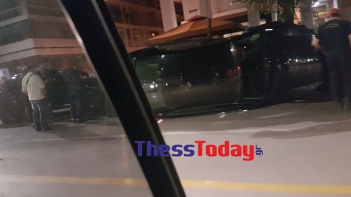 Τούμπαρε ΙΧ στη Θεσσαλονίκη πέφτοντας πάνω και σε άλλα οχήματα – ΦΩΤΟ