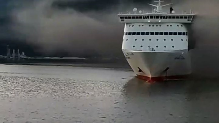 Φωτιά σε πλοίο με 538 επιβάτες και 75 άτομα πλήρωμα στην Ηγουμενίτσα – ΒΙΝΤΕΟ