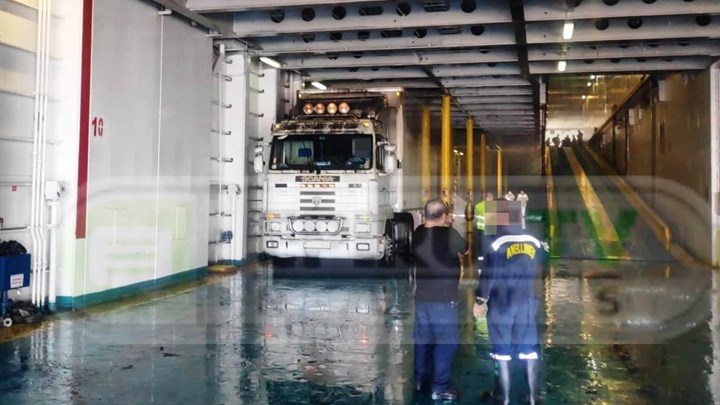 Εικόνες από το γκαράζ του πλοίου που πήρε φωτιά στην Ηγουμενίτσα – ΒΙΝΤΕΟ