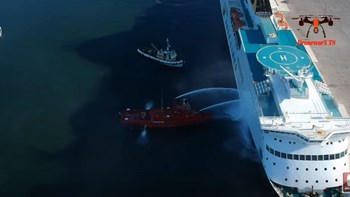 Η επιχείρηση κατάσβεσης της φωτιάς στο πλοίο στην Ηγουμενίτσα – ΒΙΝΤΕΟ από drone
