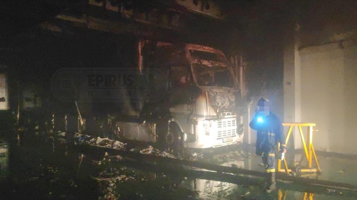 Φωτιά σε πλοίο στην Ηγουμενίτσα: Ζημιές σε φορτηγά και εμπορεύματα – ΦΩΤΟ – ΒΙΝΤΕΟ