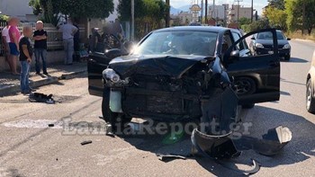 Σφοδρή σύγκρουση αυτοκινήτων στη Λαμία – Δύο τραυματίες – ΦΩΤΟ