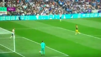 Η Τότεναμ δέχθηκε το πιο αστείο γκολ της χρονιάς – Το τραγικό λάθος του τερματοφύλακα των «σπιρουνιών» – ΒΙΝΤΕΟ