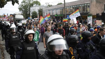 Ακροδεξιοί προσπάθησαν να εμποδίσουν Gay Pride στην Πολωνία – ΦΩΤΟ